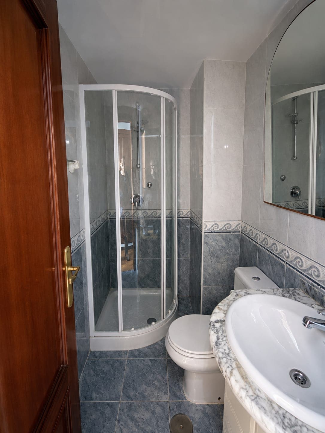 Baño con acabados personalizados